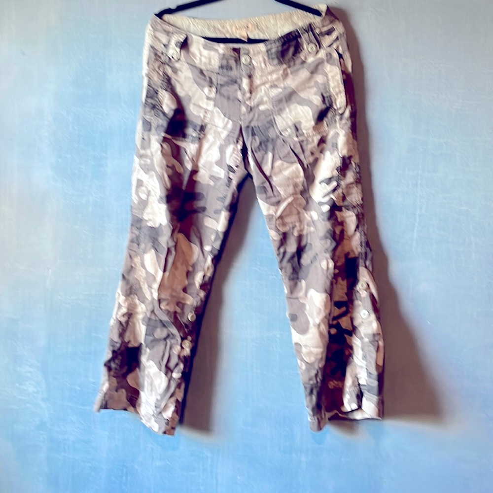 Fun camp print pant that can be made shorter with tie and buttons